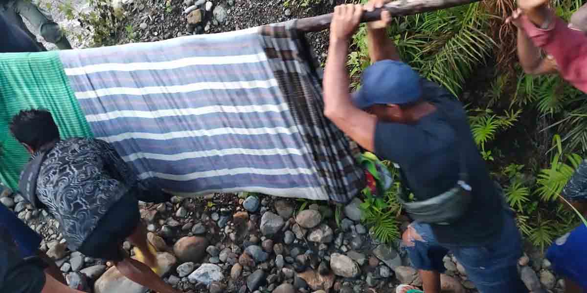 Para pendulang mengevakuasi Sirang  yang tersambar petir di Mile 35, Rabu (15/9/2021) sore. Foto: Polsek Kuala Kencana